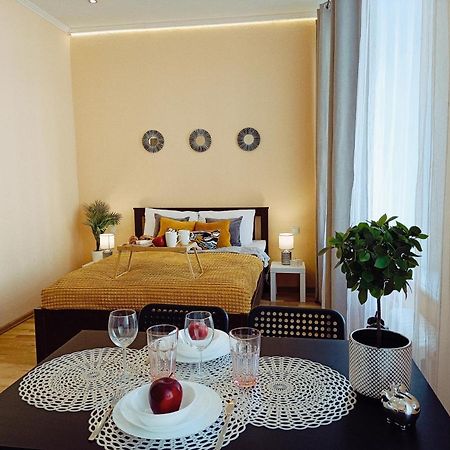Centrally Located Studio Apartment Riga Exterior photo