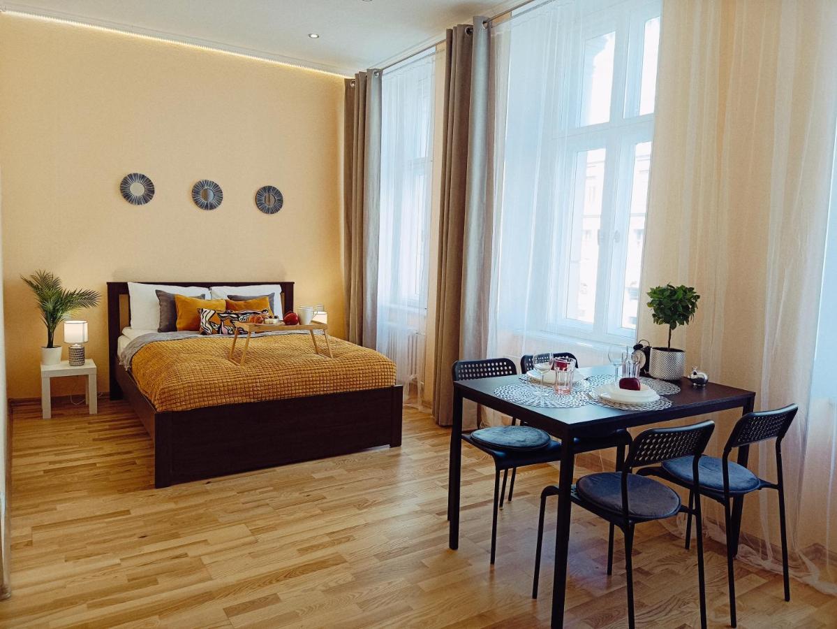 Centrally Located Studio Apartment Riga Exterior photo